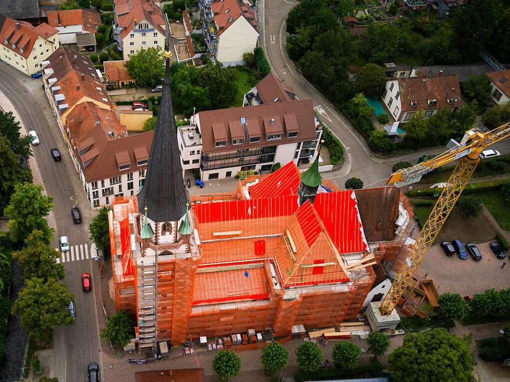 Ein Hingucker aus luftiger Hhe – besonders die Dachflche, die bereits mit roter Folie und zum groen Teil mit Holzlatten versehen ist, fllt auf. Ist das Dach eingedeckt, haben 80.000 Biberschwnze dort ihr Bleiberecht.