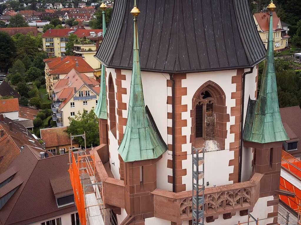 Hat das Turmfalkenpaar sein Nest verlassen, wird die Kirche weiter eingerstet und  der Stein gereinigt.