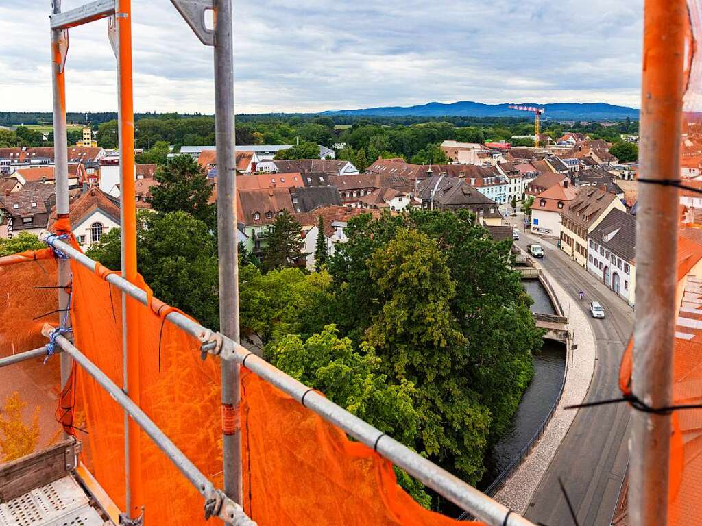 Die Panoramaaussicht von Emmendingen ist fr die Handwerker  ein kostenloses Extra whrend ihrer Arbeit an der Kirche. Derzeit genieen ihn Steinmetze und Dachdecker.