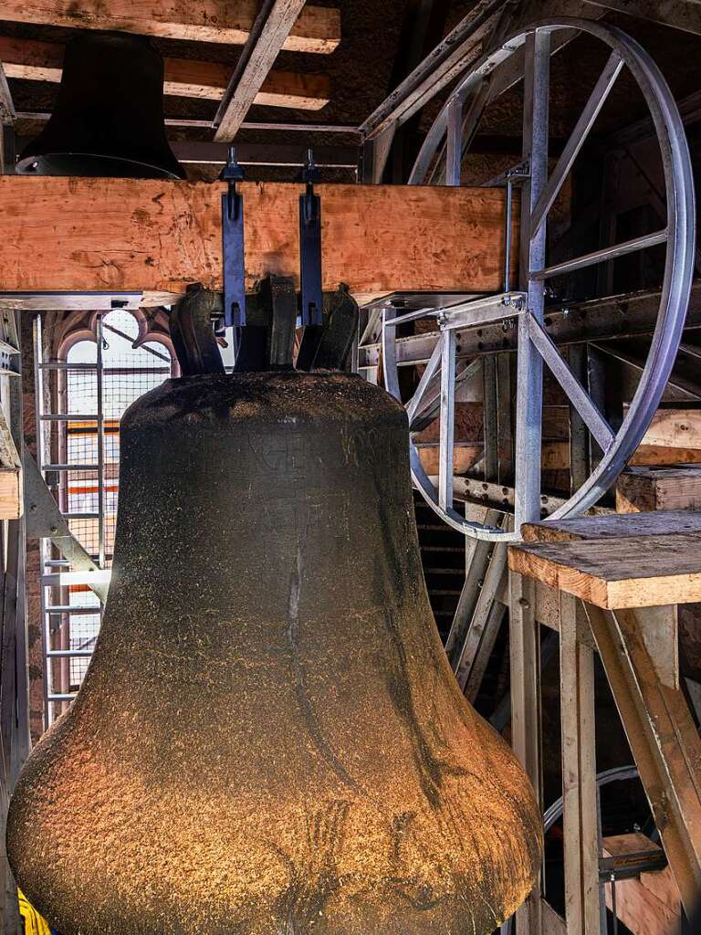 Die Holzjoche sind grer als die alten aus Stahl. Somit wird der Platz in der Glockenstube noch enger.