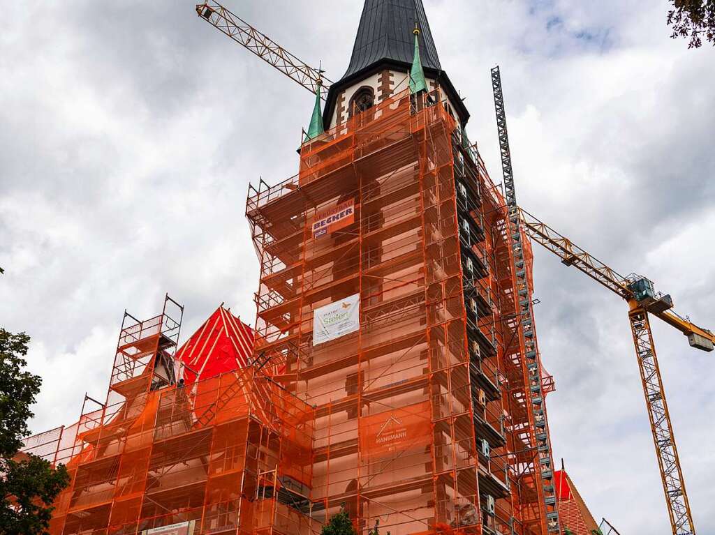 Anfang September wird auch der letzte Rest der Kirche eingerstet, sobald das Turmfalkenpaar sein Nest verlassen hat.