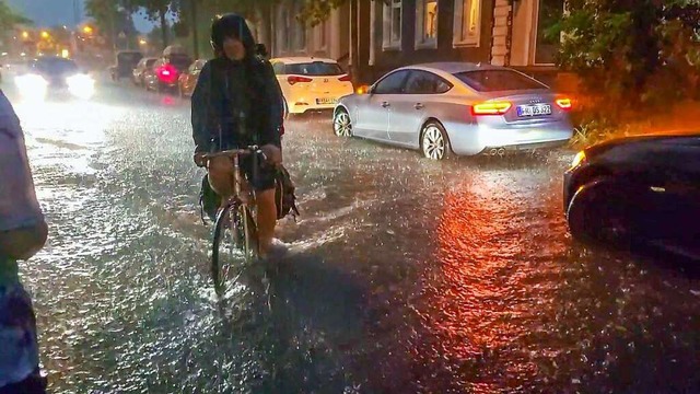 In Freiburg standen Donnerstagnacht viele Straen unter Wasser.  | Foto: - (dpa)