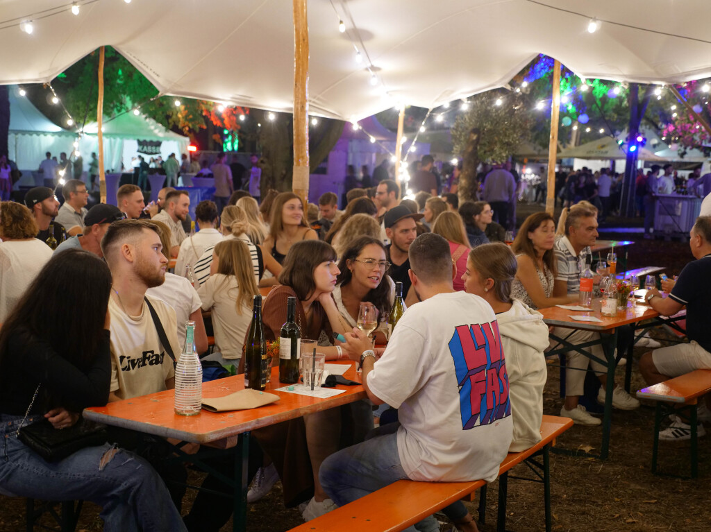 Ausgelassene Stimmung herrschte am Erffnungstag des Breisacher Weinfests.