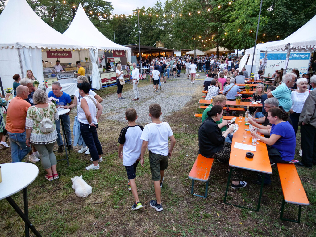 Ausgelassene Stimmung herrschte am Erffnungstag des Breisacher Weinfests.