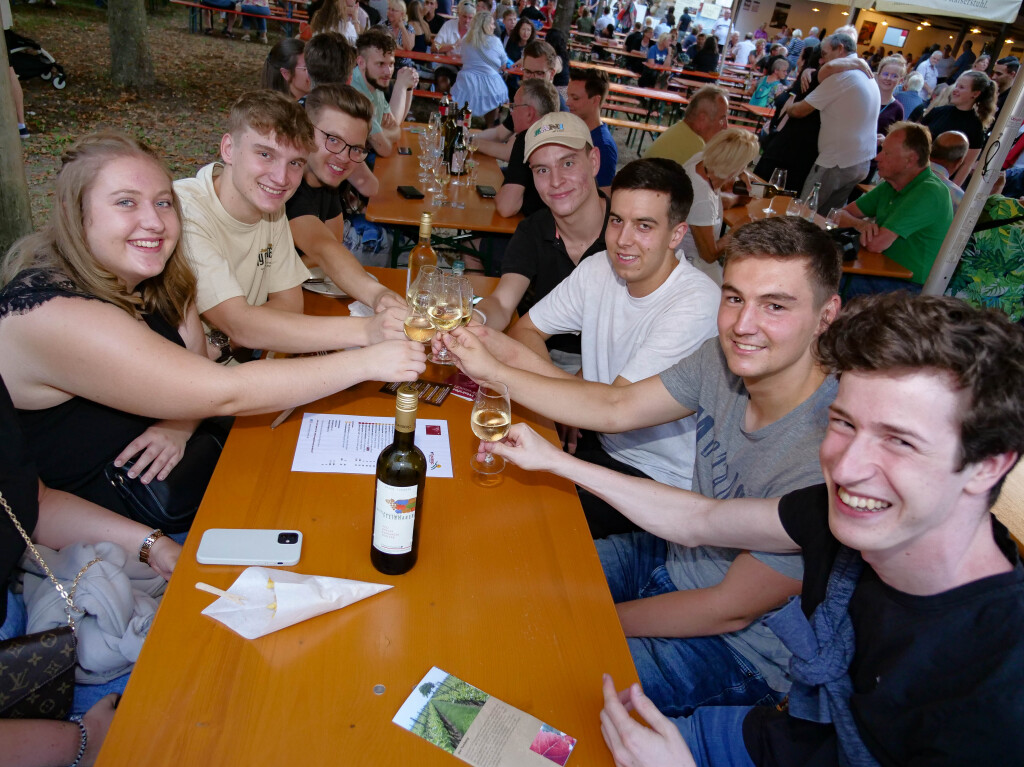 Ausgelassene Stimmung herrschte am Erffnungstag des Breisacher Weinfests.