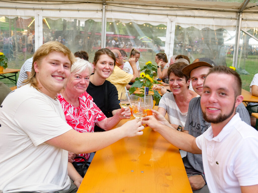 Ausgelassene Stimmung herrschte am Erffnungstag des Breisacher Weinfests.