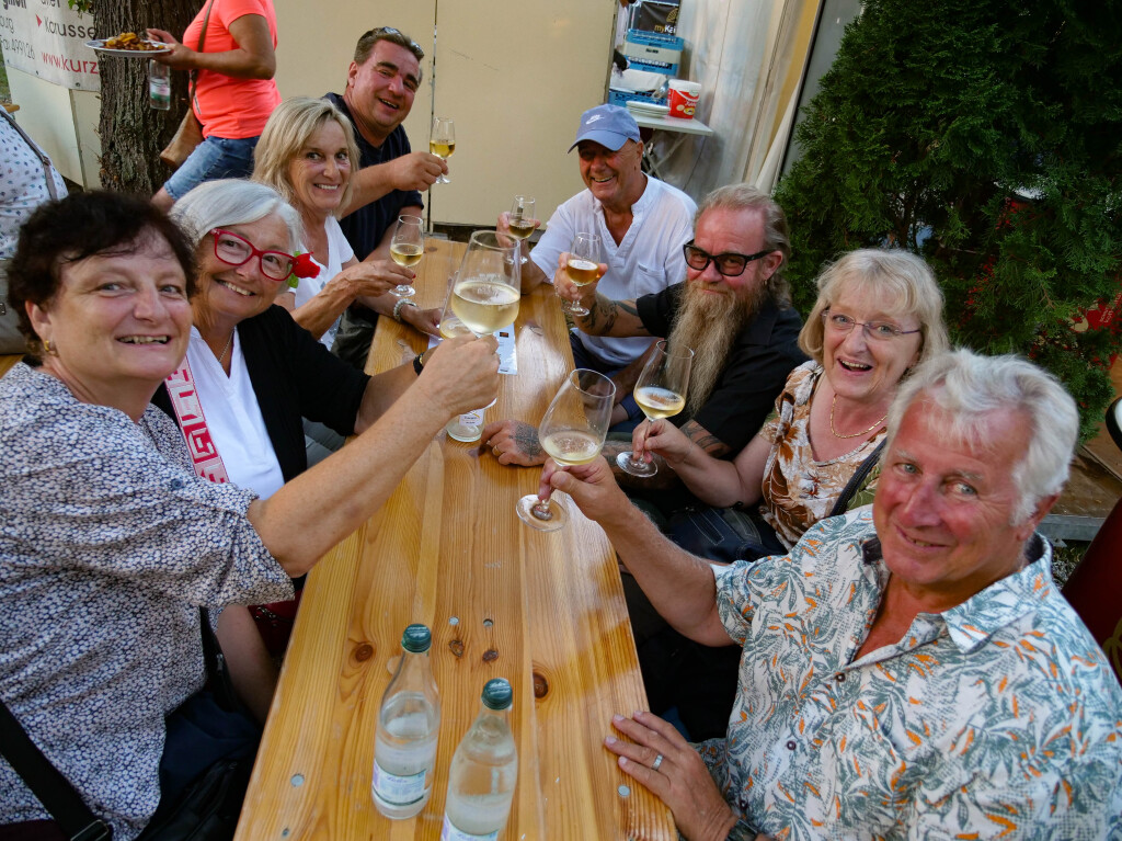 Ausgelassene Stimmung herrschte am Erffnungstag des Breisacher Weinfests.