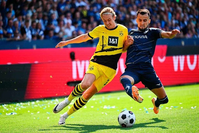Julian Brandt (Dortmund) und Erhan Mas...mpfen um den Ball im Bundesliga-Spiel.  | Foto: INA FASSBENDER (AFP)