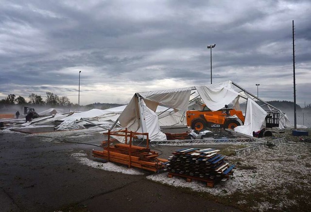Reste eines vom Sturm zerstrten Festzeltes liegen am Ortsrand.  | Foto: Karl-Josef Hildenbrand (dpa)