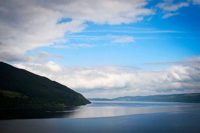 Wolken vor blauem Himmel ber Loch Ness in den schottischen Highlands.  | Foto: ANDY BUCHANAN (AFP)