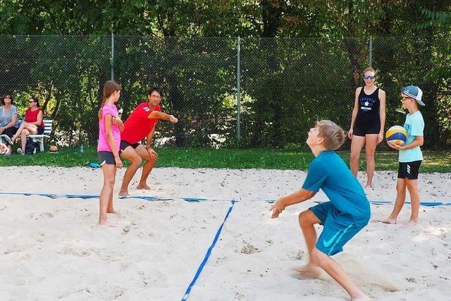 Dynamisches Umfallen im heißen Sand: Weiler Club forciert Beachvolleyball-Angebot