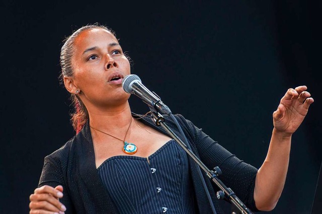 Rhiannon Giddens auf einem Konzert im Juli 2023  | Foto: IMAGO/Stefan Crmer