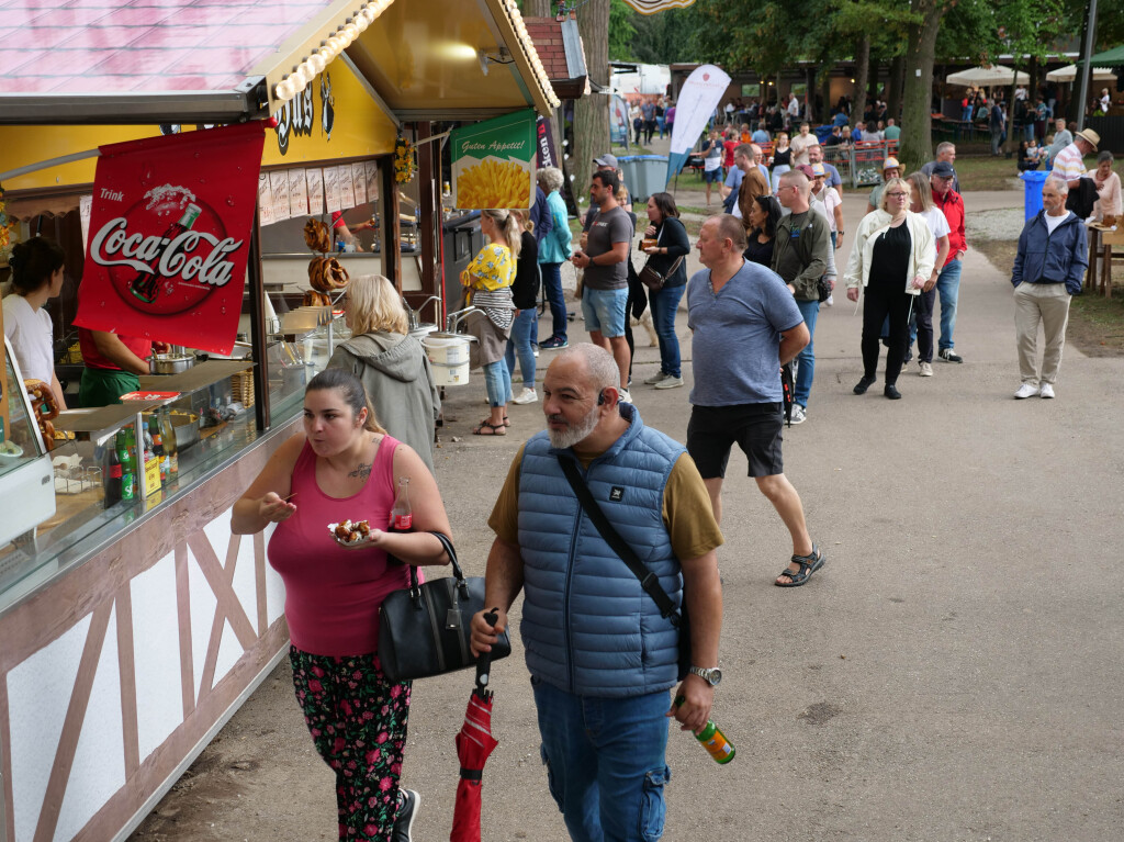 Ausgelassene Stimmung herrschte am Erffnungstag des Breisacher Weinfests.