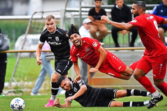 Robust zu Werke ging es zuweilen zwisc...C Offenburg (liegend Mehmet Yildirim).  | Foto: Wolfgang Knstle