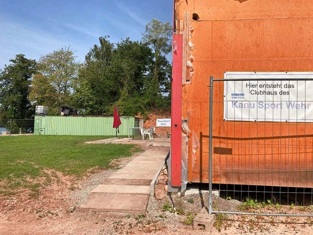 Vor dem Vereinsheim hat Kanu-Sport-Wehr eine Wiese angelegt.  | Foto: Annemarie Rsch