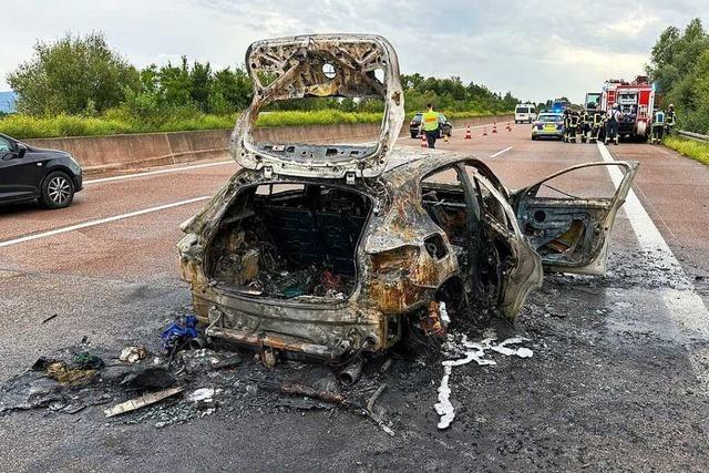 Auto brennt nach Unfall auf der A5 bei Appenweier komplett aus