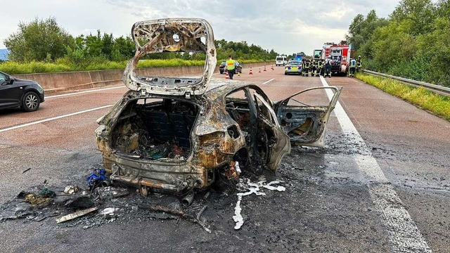 Vllig ausgebrannt ist dieser BMW X2 nach einem Unfall.  | Foto: Christina Huler/Einsatz-Report24