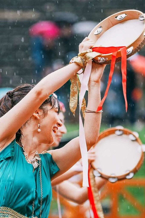 Die Tnzerinnen lieen sich vom Regen die Stimmung nicht verderben.  | Foto: Ansgar Taschinski