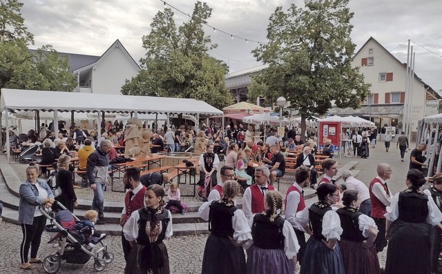 Die Chilbi rund um den Lindenplatz in ...en ist die Trachtengruppe aus Vandans.  | Foto: Irene Matzarakis