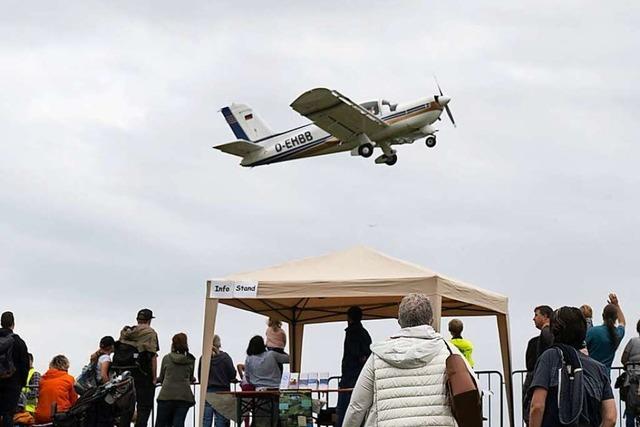 Stunts und Rundflge: Beim Flugplatzfest in Mllheim wurde einiges geboten