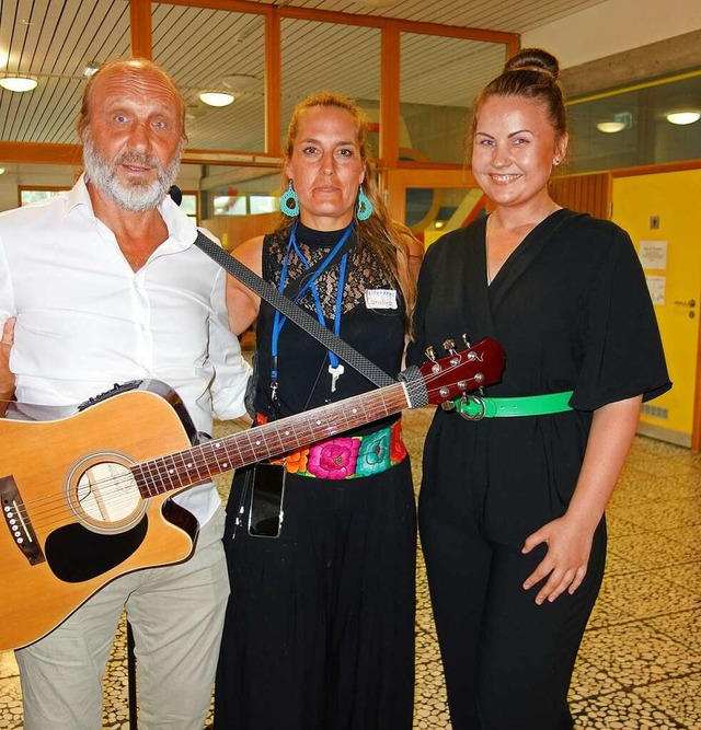Musikalische Unterhaltung gab es mit M...-Santos (Mitte) organisierte das Fest.  | Foto: Gudrun Gehr