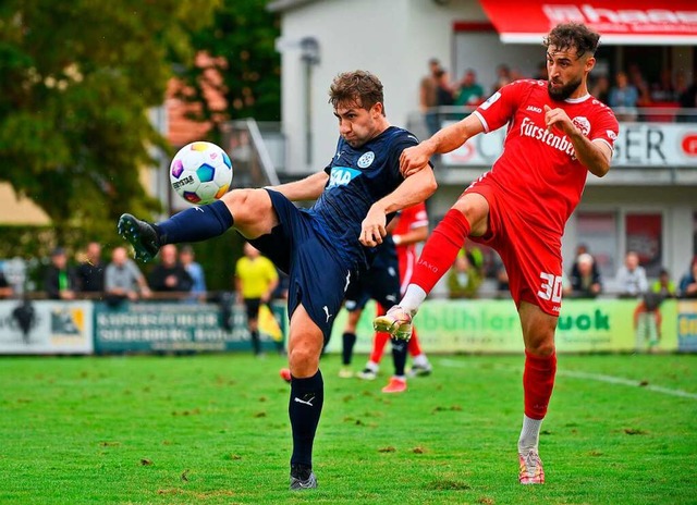 Viele intensive Duelle prgten das Spi...echts) und Emilian Lssig um den Ball.  | Foto: Claus G. Stoll