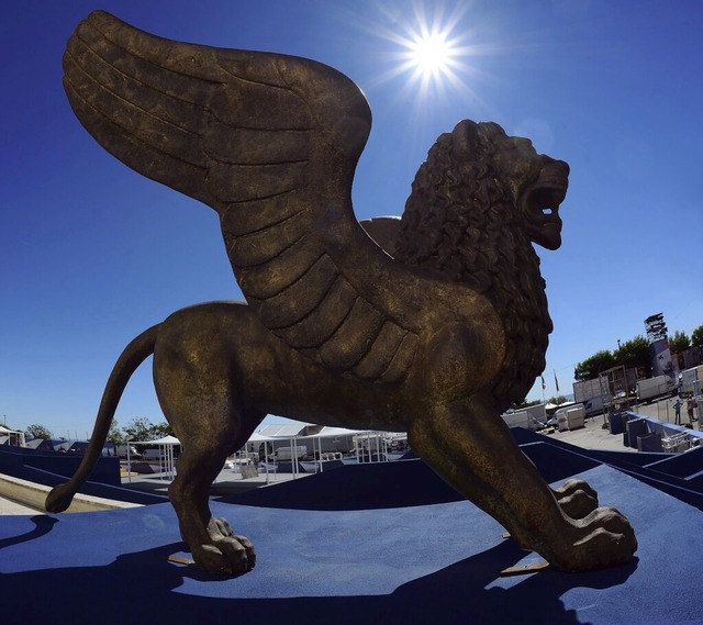 Der  Goldene Lwe ist das Symbol der Filmfestspiele von Venedig.  | Foto: Claudio Onorati (dpa)