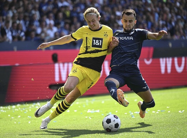 Der Dortmunder Spieler Julian Brand (l...n Masovic, bte Kritik an Mitspielern.  | Foto: INA FASSBENDER (AFP)