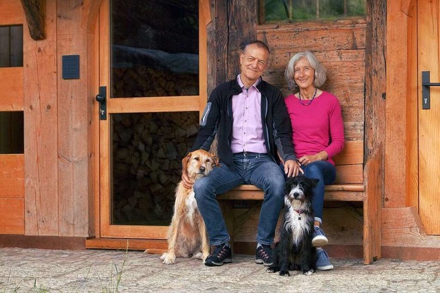 Sitzen am liebsten auf der alten Holzb...en beiden Hunden Pralin und Esteban.   | Foto: Savanna Cosma
