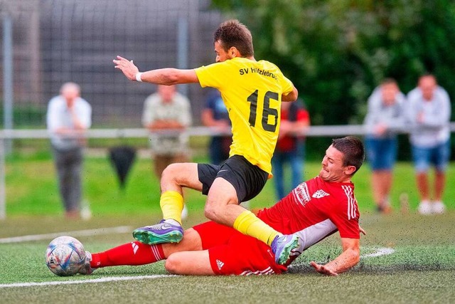 Packende Zweikmpfe gab es beim Bezirk...ts) Hlzlebrucks Taras Anjievschi ab.   | Foto: Wolfgang Scheu