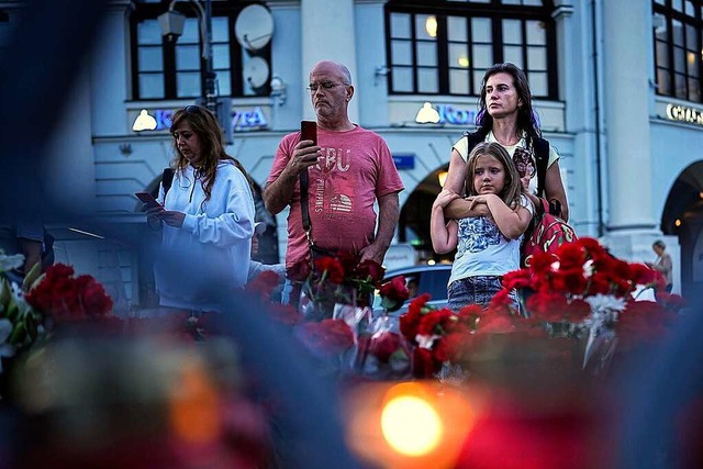 Menschen stehen in Moskau neben einer ...einem Flugzeugabsturz ums Leben kamen.  | Foto: Alexander Zemlianichenko (dpa)
