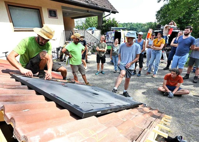 Nach drei Tagen Theorie geht es beim S...Solarmodule auf bungsdcher montiert.  | Foto: Markus Zimmermann