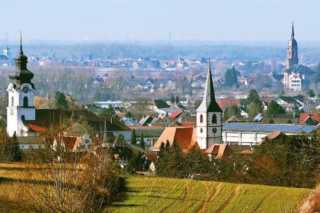 Blick auf Friesenheim mit der katholis...n Klosterkirche Schuttern (von links).  | Foto: Christoph Breithaupt