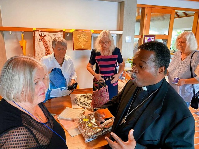 Eugne Houndekon, Bischof von Aboumey,...mit Mitgliedern der Hilfsorganisation   | Foto: Bertold Obergfll