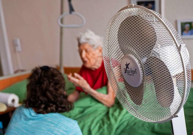 Ein Standventilator steht im Zimmer, um bei Hitze das Zimmer zu khlen.  | Foto: Monika Skolimowska (dpa)