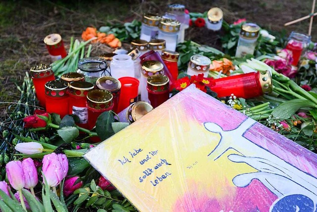 Trauer in Wunstorf: Blumen und Kerzen an einer Tannenbaumschonung.  | Foto: Julian Stratenschulte (dpa)