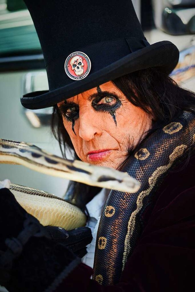 Nur echt mit Schlange und viel Kajal: Die Kunstfigur Alice Cooper  | Foto: JENNY RISHER