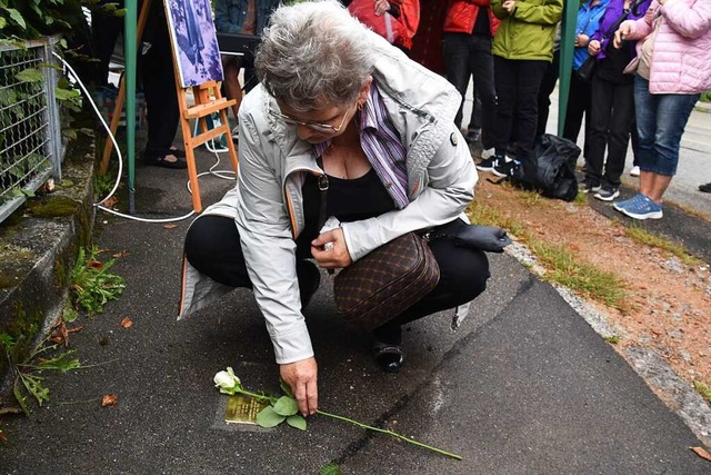 Veronika Kreuer-Richon legt eine Rose ...na Waldi in der Hauptstrae 14 nieder.  | Foto: Nicolai Kapitz