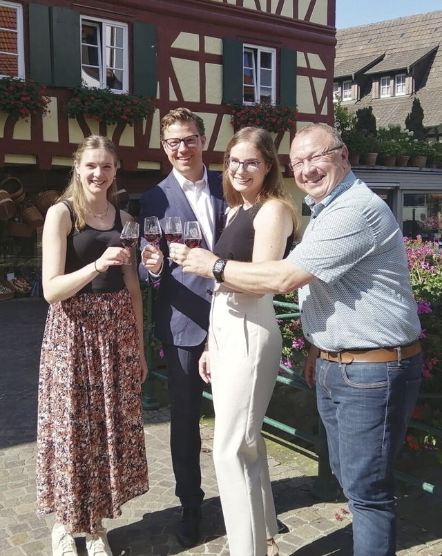 Die neue Oberkircher Weinprinzessin Ka...nz (v. l.) stoen auf das Gelingen an.  | Foto: Winfried Kninger