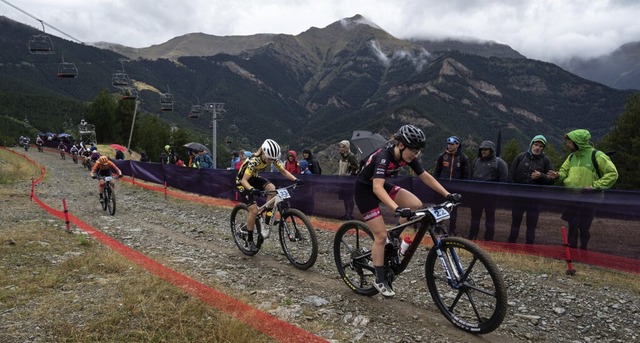 Weltcup auf 1900 Metern Hhe und bei e...ennen im  Vallnord Bikepark in Andorra  | Foto: Attentionbuilders/Andreas Dobslaff