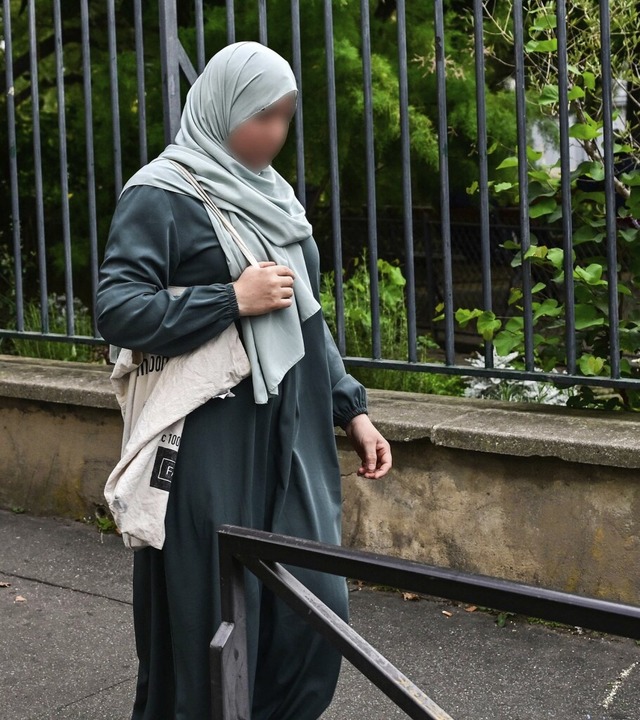 Mdchen mit Abaya in Paris  | Foto: MIGUEL MEDINA (AFP)