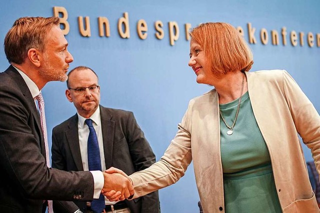 Lindner und Paus reichen sich die Hand.  | Foto: Kay Nietfeld (dpa)