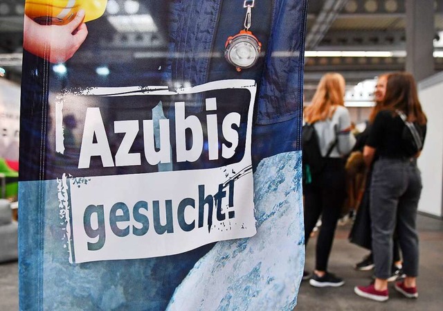 Dieses  Banner bei einer  Berufsorient...smesse in Erfurt beschreibt die Lage.   | Foto: Martin Schutt (dpa)