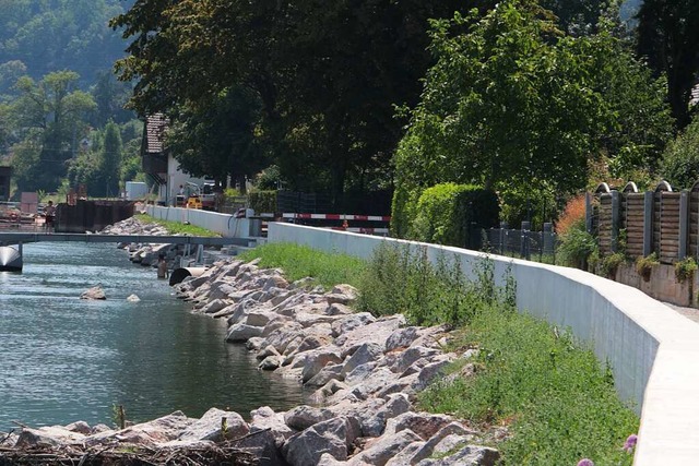 Der neue Hochwasserschutz im Schweizer Wallbach.   | Foto: Dennis Kalt