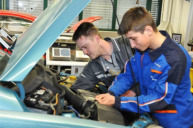 Auszubildende in der Werkstatt der Gewerbe Akademie Schopfheim  | Foto: Daniel Gramespacher