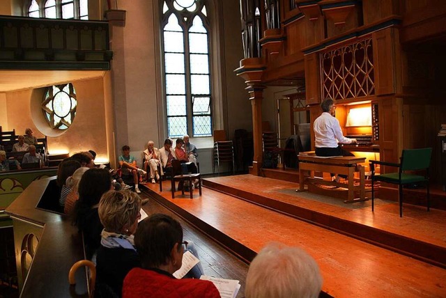 Jrn Bartels an der Orgel der Stadtkir...alog mit den Zuhrern auf der Empore.   | Foto: Christiane Franz