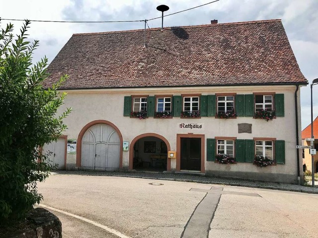 Die Sanierung des historischen Rathaus... schon eine groe Putzflche herunter.  | Foto: Jutta Schtz