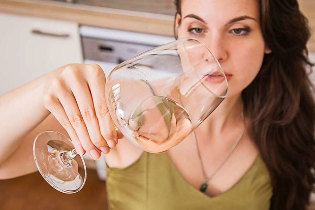 Der Wein schmeckt komisch? Dann sollte...inen nassen Putzlappen, dann korkt er.  | Foto: Christin Klose (dpa)