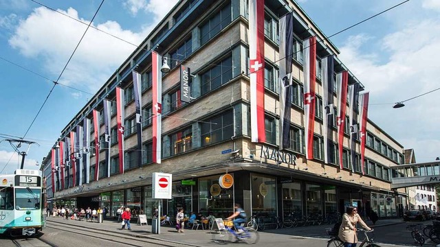 Das Kaufhaus Manor in Basel baut Stellen ab.  | Foto: Eduard Meltzer