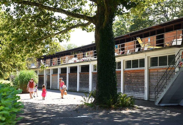 Von den Liegen auf der Empore gibt&#8217;s eine schne Aussicht aufs Strandbad.  | Foto: Rita Eggstein